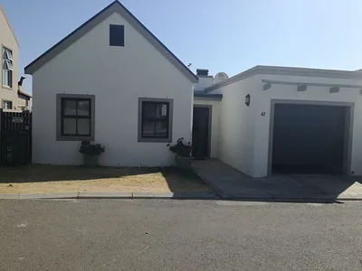 2 Bedroom House To Rent in Somerset West - M0Ya.webp