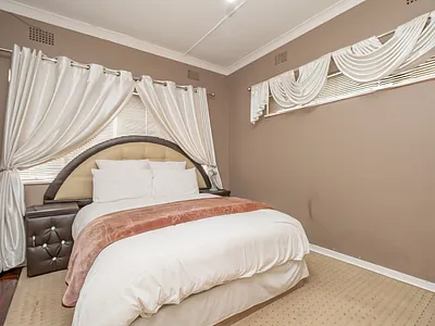 4.5 Bedroom House For Sale in Johannesburg - img
