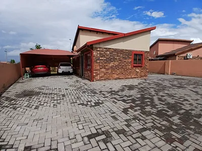 3 Bedroom House For Sale in Rustenburg - LYpA.webp