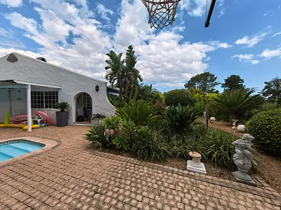 5 Bedroom House To Rent in Somerset West - UavC.webp