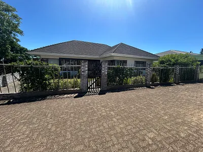 6 Bedroom House For Sale in Napier - NL3u.webp
