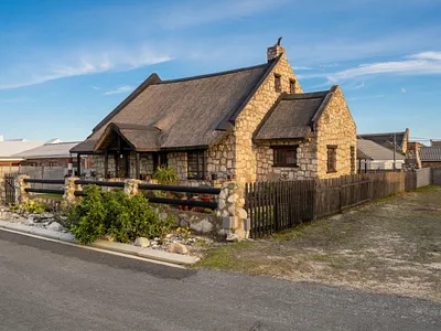 4 Bedroom House For Sale in Struisbaai - 39qF.webp
