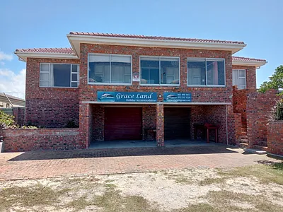 4 Bedroom House For Sale in Struisbaai - rcsY.webp