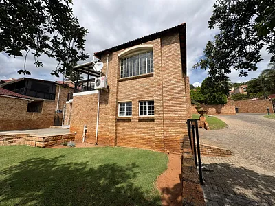 5 Bedroom Townhouse For Sale in Rustenburg - 9dOE.webp