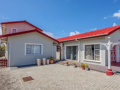5 Bedroom House For Sale in Struisbaai - GYJC.webp