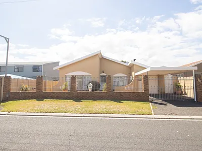 3 Bedroom House For Sale in Goodwood - mmYp.webp