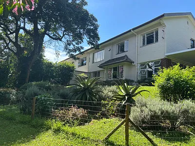 4 Bedroom Townhouse To Rent in Kloof - qvqU.webp