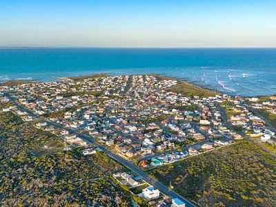 4 Bedroom House For Sale in Struisbaai - Pl7H.webp