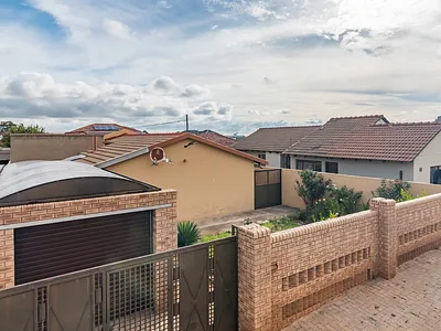 2 Bedroom House For Sale in Soweto - 7Hx3.webp