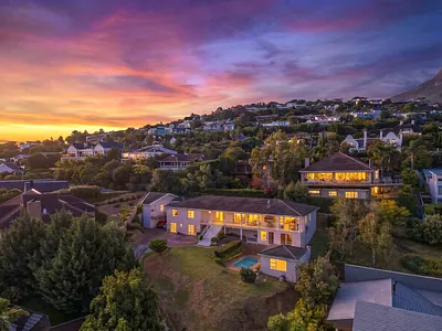 6 Bedroom House For Sale in Somerset West - cmKb.webp