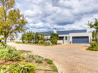 3 Bedroom Townhouse For Sale in Somerset West - ion8.webp