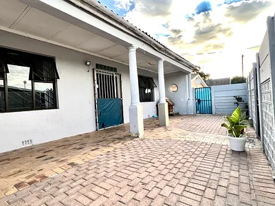 3 Bedroom House For Sale in Milnerton - 9knN.webp