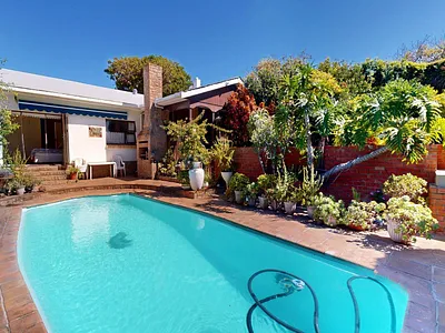 4 Bedroom House For Sale in Port Elizabeth - Qq7R.webp