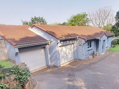 3 Bedroom Townhouse To Rent in Durban North - ZFGb.webp