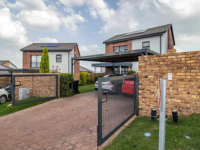 3 Bedroom Townhouse For Sale in Roodepoort - Oh5t.webp