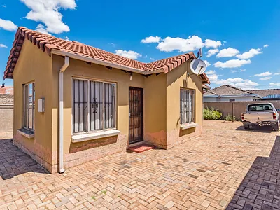 3 Bedroom House For Sale in Soweto - LzIZ.webp