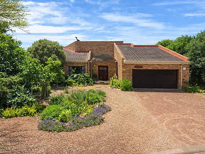 3 Bedroom House For Sale in Stilbaai West, Stilbaai - 9zcV.webp