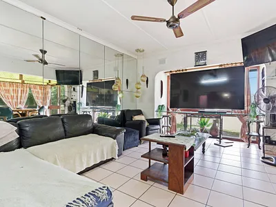 3 Bedroom House For Sale in Amanzimtoti - P1t3.webp