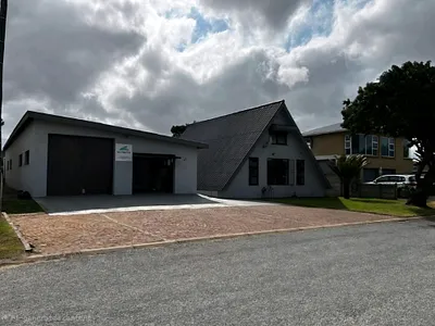 5 Bedroom House For Sale in Stilbaai West, Stilbaai - 9mKJ.webp