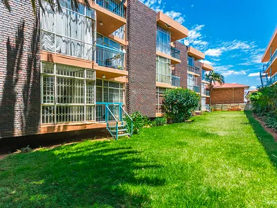 2 Bedroom Apartment For Sale in Roodepoort - ov9N.webp