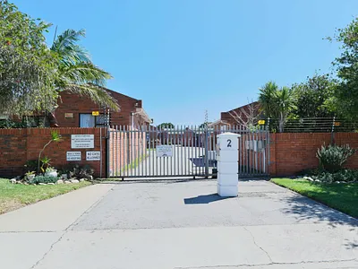 2 Bedroom Townhouse For Sale in Port Elizabeth - LhMM.webp