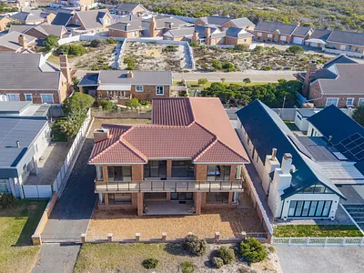5 Bedroom House To Rent in Struisbaai - 3aen.webp