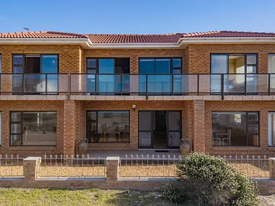 5 Bedroom House To Rent in Struisbaai - w6sh.webp
