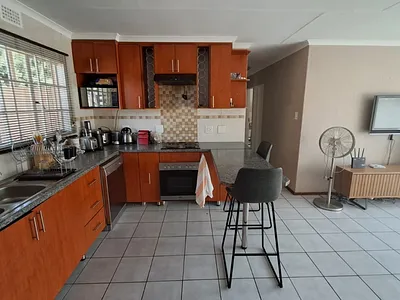 3 Bedroom Townhouse For Sale in Midrand - Uk1E.webp