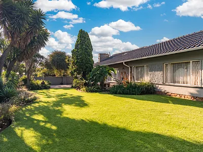 5 Bedroom House For Sale in Roodepoort - 92V4.webp