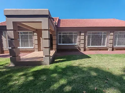 3 Bedroom House For Sale in Sasolburg - 77yk.webp