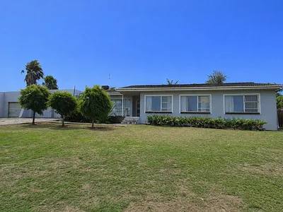 4 Bedroom House For Sale in Uitenhage - 9IYQ.webp