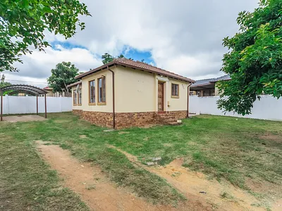 3 Bedroom House For Sale in Roodepoort - dnP8.webp