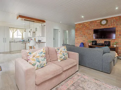 3 Bedroom House For Sale in Bredasdorp - 4ypX.webp