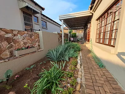3 Bedroom Townhouse For Sale in Heidelberg - 56BJ.webp