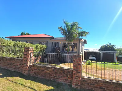 4 Bedroom House For Sale in Uitenhage - SjQZ.webp