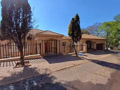 4 Bedroom House For Sale in Hartbeespoort - h4Um.webp