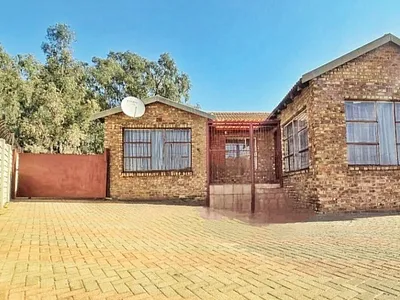 3 Bedroom House For Sale in Witbank - akZi.webp