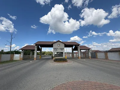 3 Bedroom Townhouse For Sale in Rustenburg - jNDE.webp