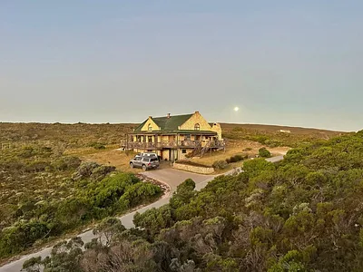 4 Bedroom House To Rent in Suiderstrand - img