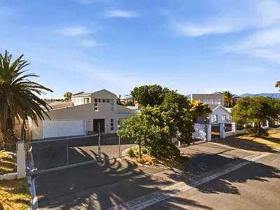 4 Bedroom House For Sale in Gordons Bay - ajf3.webp