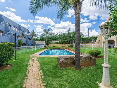 2 Bedroom Apartment For Sale in Roodepoort - m6gL.webp