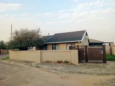 3 Bedroom House To Rent in Witbank - Tfr0.webp