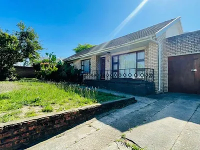 3 Bedroom House For Sale in East London - img