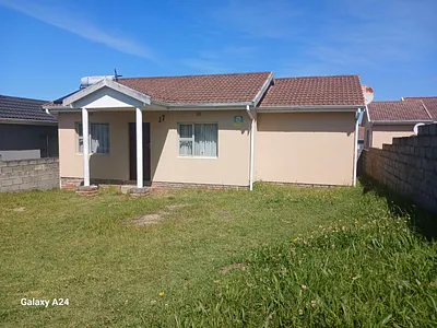 3 Bedroom House For Sale in East London - k8R6.webp