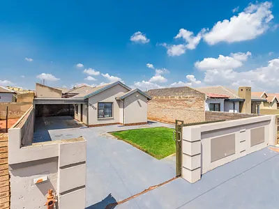 2 Bedroom House For Sale in Soweto - SoT1.webp