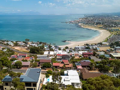 7 Bedroom House To Rent in Gordons Bay - EgsV.webp