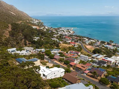 6 Bedroom House To Rent in Gordons Bay - fgn9.webp