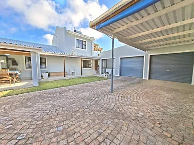 4 Bedroom House For Sale in Pringle Bay - img