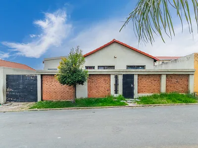 8 Bedroom House For Sale in Roodepoort - img