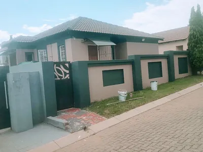 3 Bedroom House To Rent in Witbank - Hk1d.webp